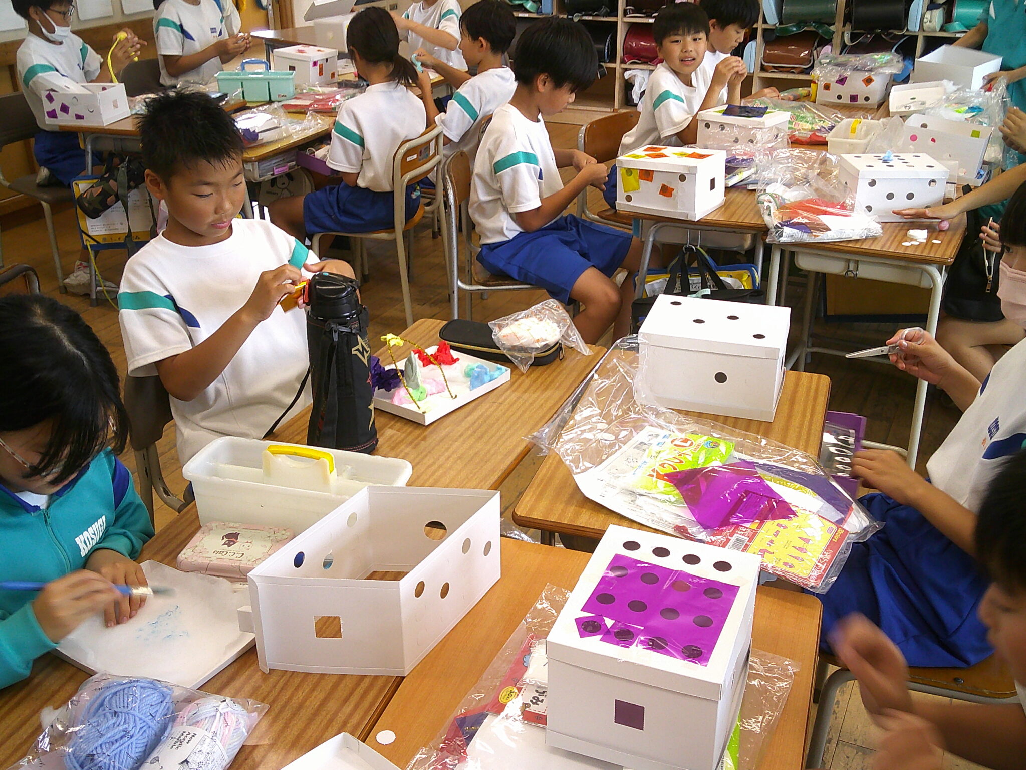 5年生 図画工作科「のぞいてみると、ミラクル！ミラーワールド」 – 射水市立小杉小学校